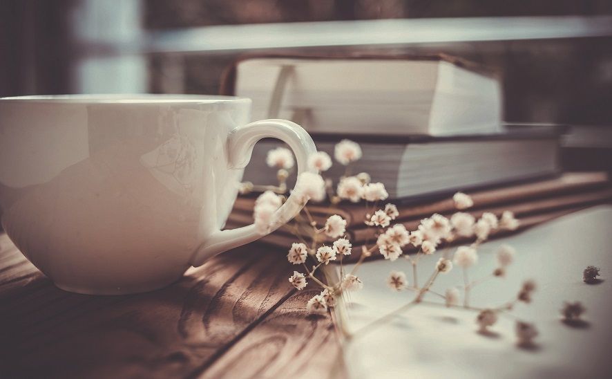 Kaffeetasse vor zwei B&uuml;chern