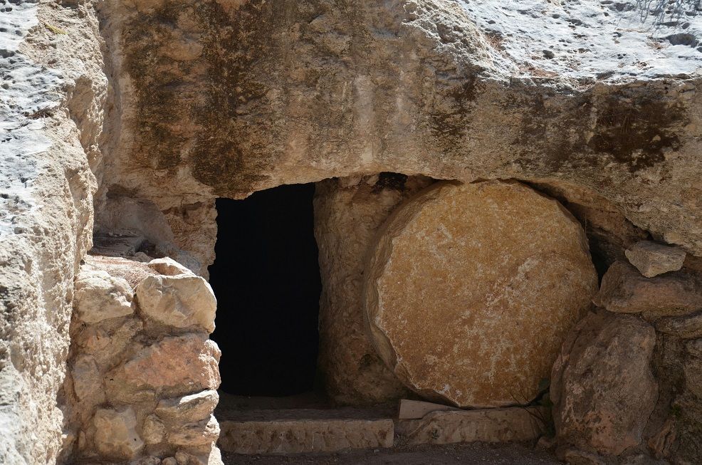 Grabh&ouml;hle im Felsen mit Stein zum Rollen