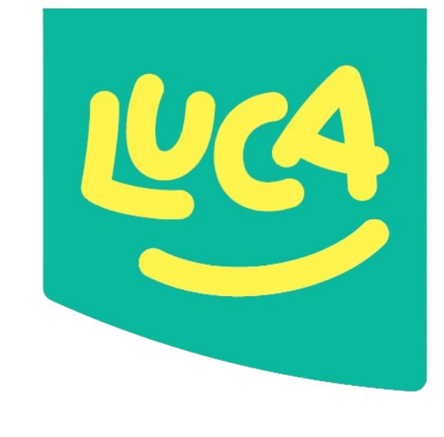 Auf einer t&uuml;rkisgr&uuml;ner Fahne stehen vier gelbe Gro&szlig;buchstaben. Sie sind unregelm&auml;&szlig;ig gesetzt und  bilden den Namen LUCA. Unter dem Namen findet sich eine, an beiden Seiten nach oben gebogenen Linie. Es entsteht der Eindruck eines lachenden Gesichtes. 